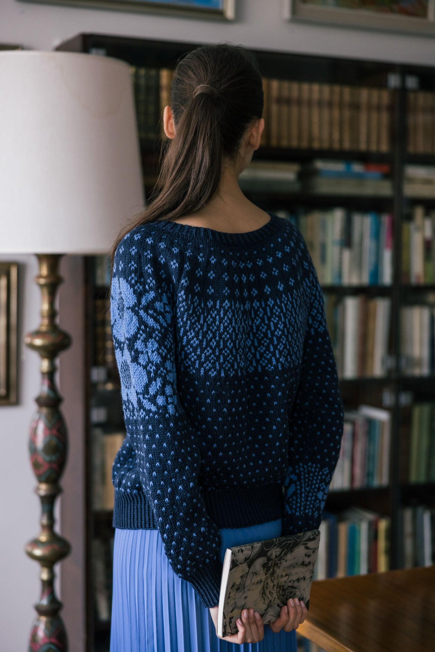 PDF-mönster: Din kväll är mild -tröjan (Novita Vår 2025)