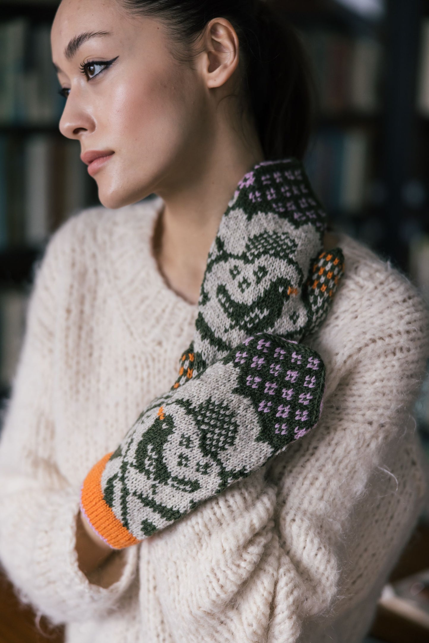 PDF-mönster: Koltrastens sång -vantarna (Novita Vår 2025)