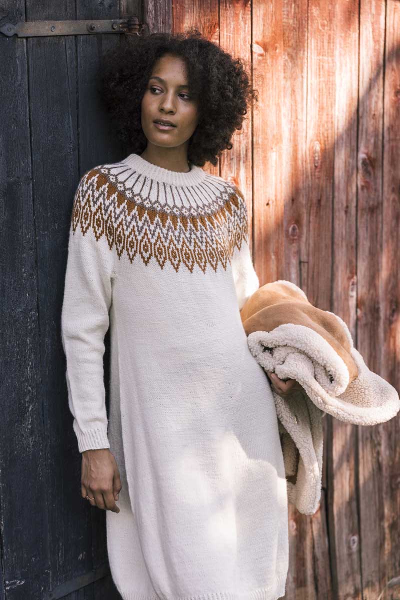 PDF-mönster: Flyttfågel-stickad klänning (Novita Vinter 2024)