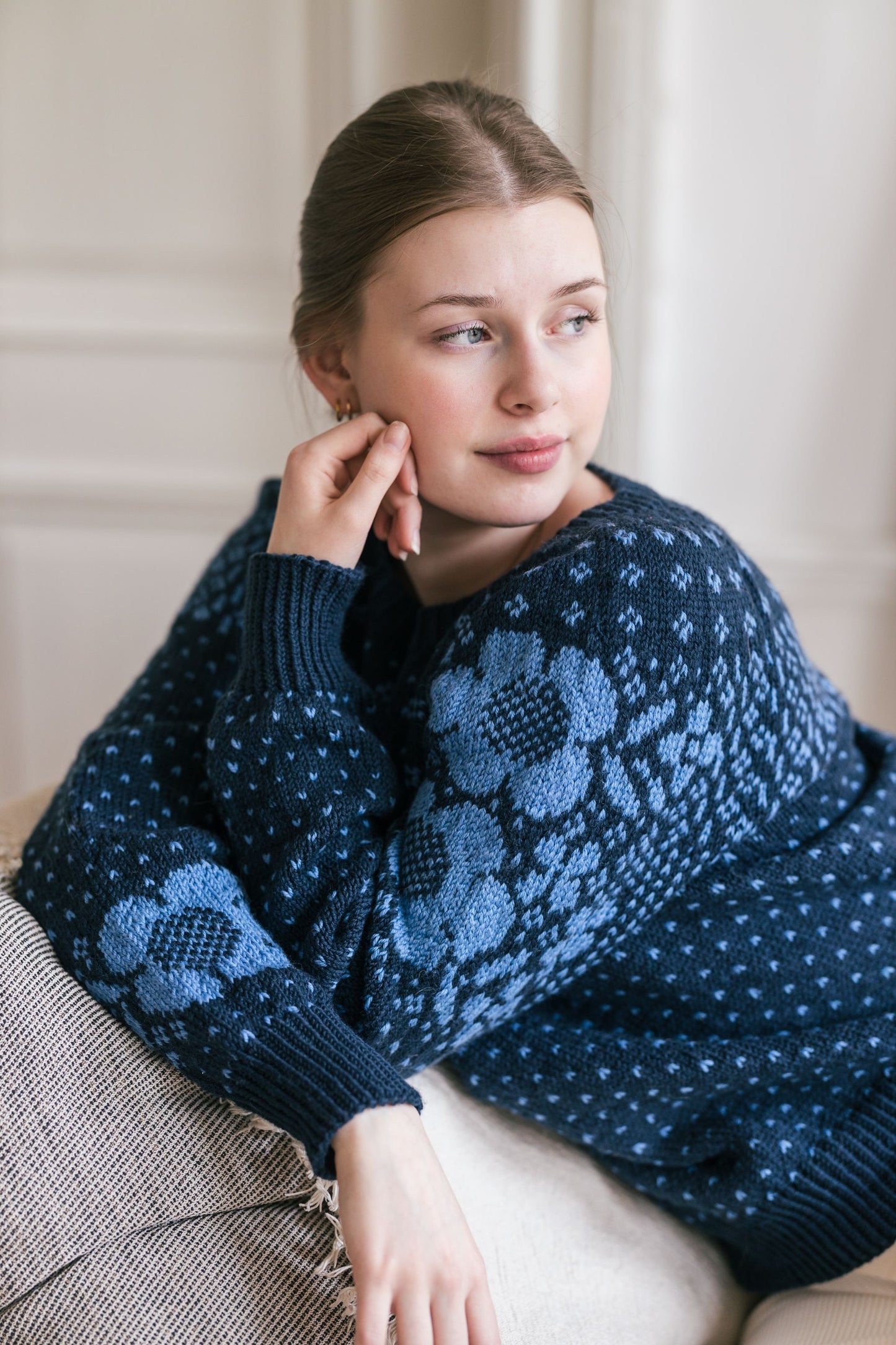 Downloadable pattern: Iltasi on pehmoinen Sweater (Novita Spring 2025) FIN/SWE/ENG
