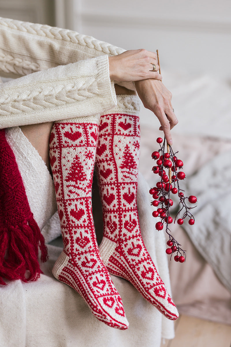 PDF-mönster: Hjärtlig jul -sockor Novita Nalle FIN/SWE/ENG